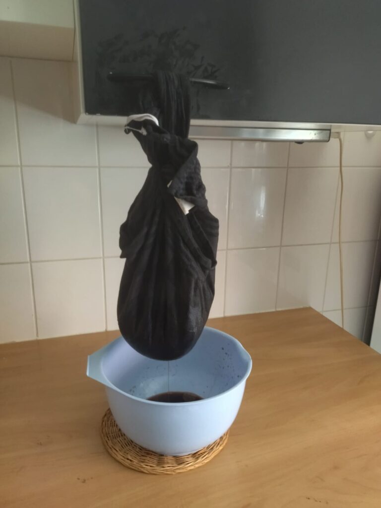 kolanoot cacao drank in theedoen uitdruppelen